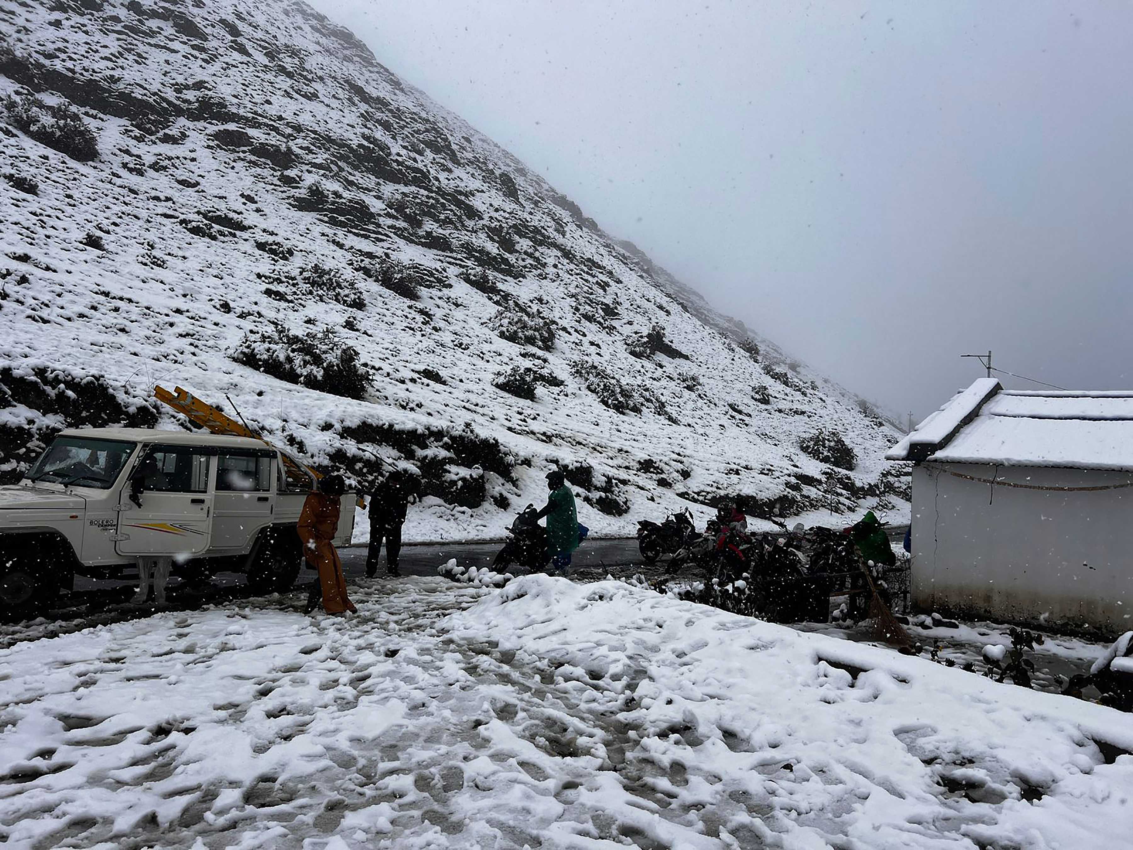 मुस्ताङको खिङ्गामा भारी हिमपात (तस्बिरहरू)